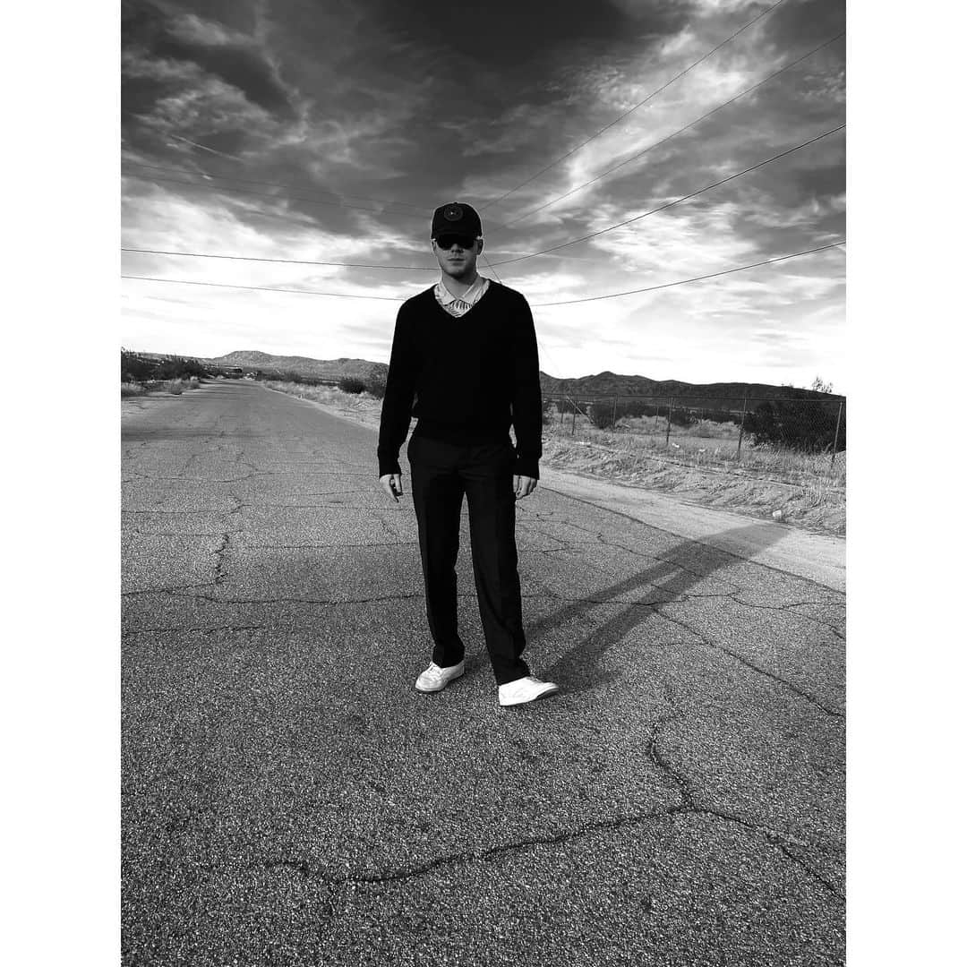 キャメロン・モナガンさんのインスタグラム写真 - (キャメロン・モナガンInstagram)「Pleated pants, patterned print desert dude.」12月15日 8時20分 - cameronmonaghan