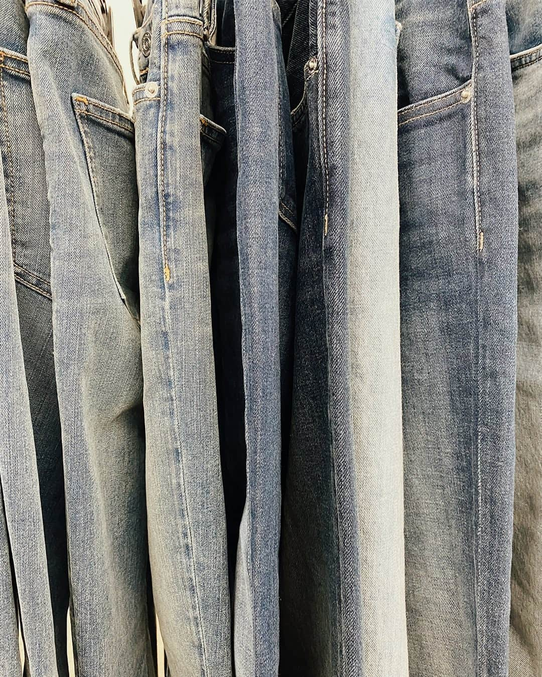 カレントエリオットさんのインスタグラム写真 - (カレントエリオットInstagram)「the starting lineup👖  #currentelliott #currentelliottjeans #denim #bluejeans #cool #fashion #theoriginals」12月15日 8時15分 - currentelliott