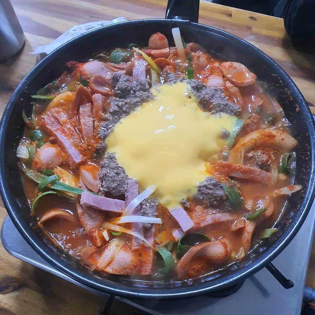ホ・ジョンミンのインスタグラム：「여긴 찐이다...부대찌개 내 마음속 1등 송탄 #김네집 이제 송탄가면 햄버거냐 부대찌개냐 고민에 빠지겠군」