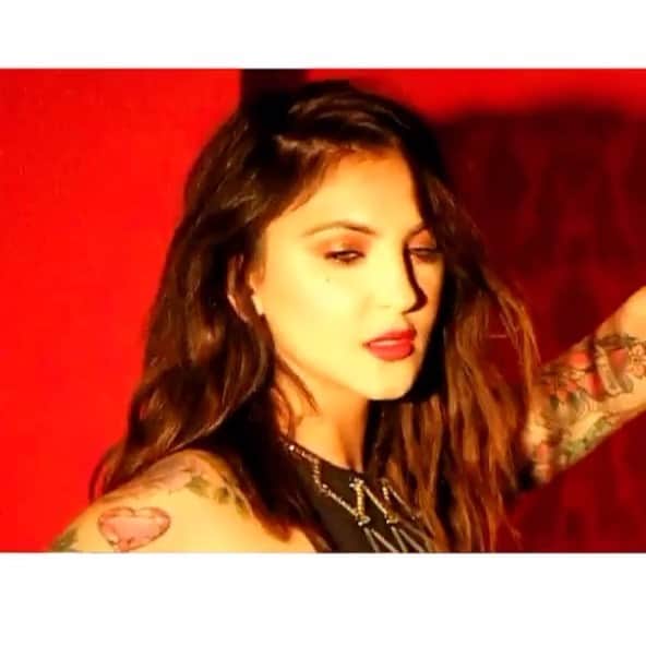 Julia Michaelsのインスタグラム：「A little too hard to handle 💋」