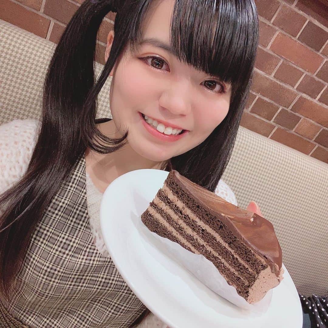 のインスタグラム：「チョコケーキ😚💕  #チョコレートケーキ #ちょっと #マイブーム #本当は #いちごタルト がすき。#美味しかった #もぐもぐタイム #グラビア #グラドル #ツインテール #黒髪ストレート #girl #ぱっつん前髪 #前髪 #ぱっつん #姫カット #アイドル #idol #ワールドエンドラヴァー #女優  #写真 #写真好きな人と繋がりたい #グラビア好きと繋がりたい #photooftheday #photography #actress #花咲希音 #自撮り#グラドル自画撮り部」