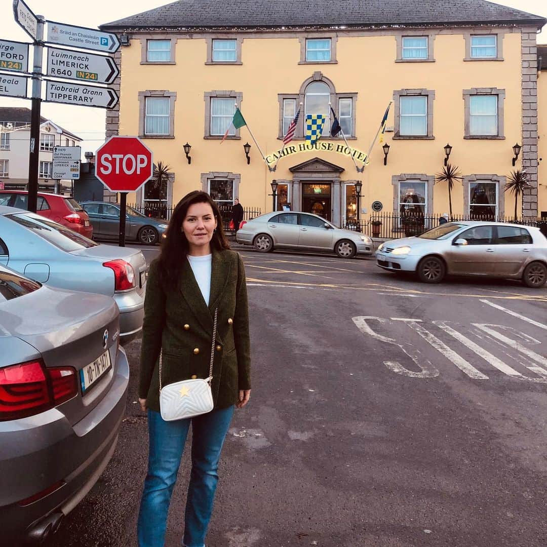 エリシャ・カスバートのインスタグラム：「Getting to discover Ireland has been an absolute gift. Cahir will especially hold a special place in my heart. ❤️🇮🇪」