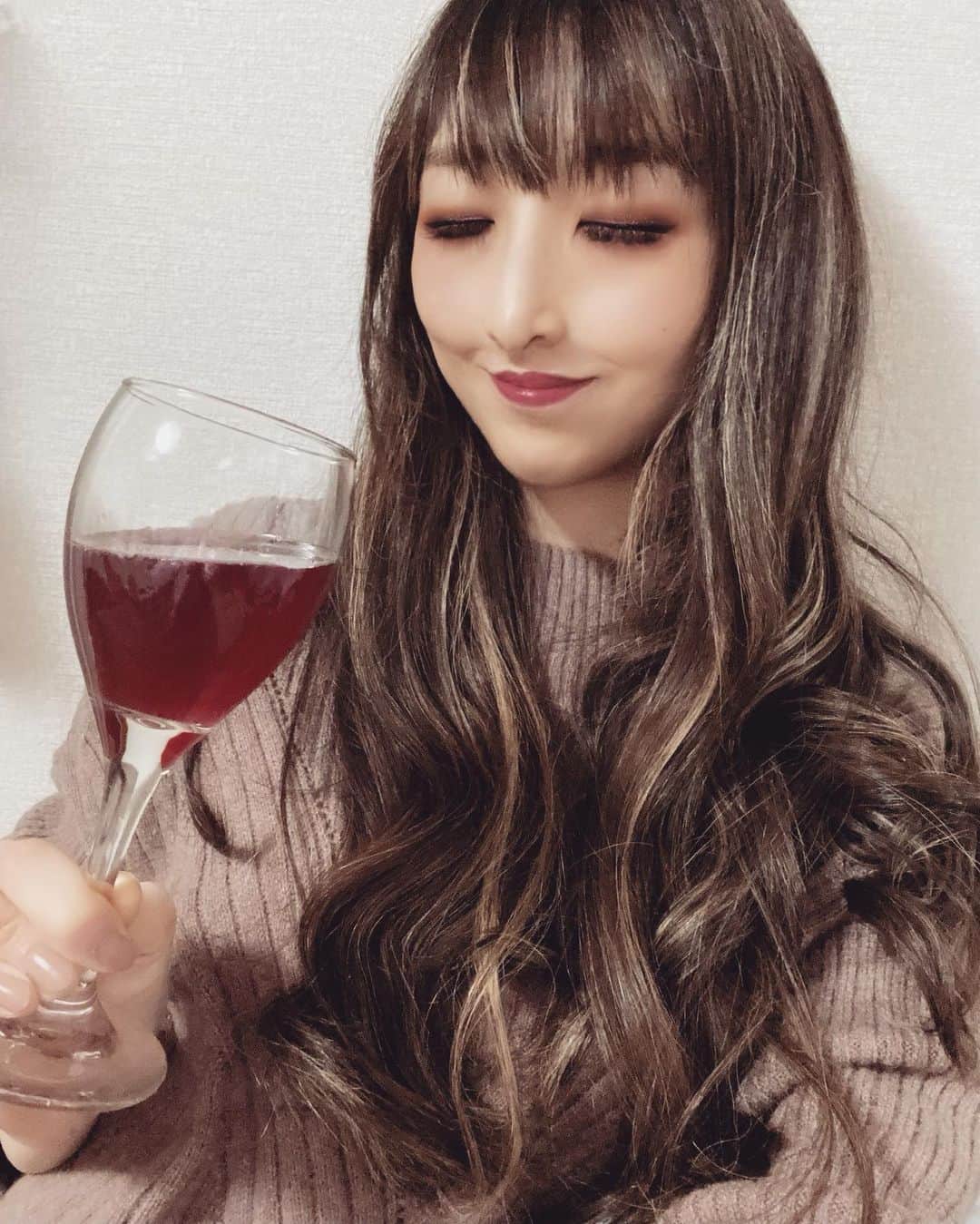 Erenaのインスタグラム：「🍷🍫chocolate&wine🍇🍷 I'm drinking grape juice. 赤ワインかと思った〜⁇🍷🤪 なんちゃって… ぶどうジュースだよ〜🤣w . #chocolate#wine#redwine#orangepeel#orange#grape#juice#チョコレート#オレンジピール#ワイン#赤ワイン#ワイングラス#ぶどう#ジュース#ぶどうジュース#果汁100%」
