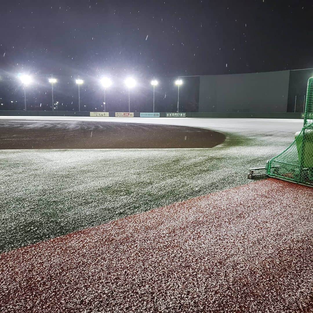 聖澤諒のインスタグラム：「仙台では雪がうっすら積もりました❗  室内での練習でしたが、スクール生は3時間みっきり頑張りましたよ😄 #楽天イーグルス #泉練習場 #楽天イーグルスアカデミー」
