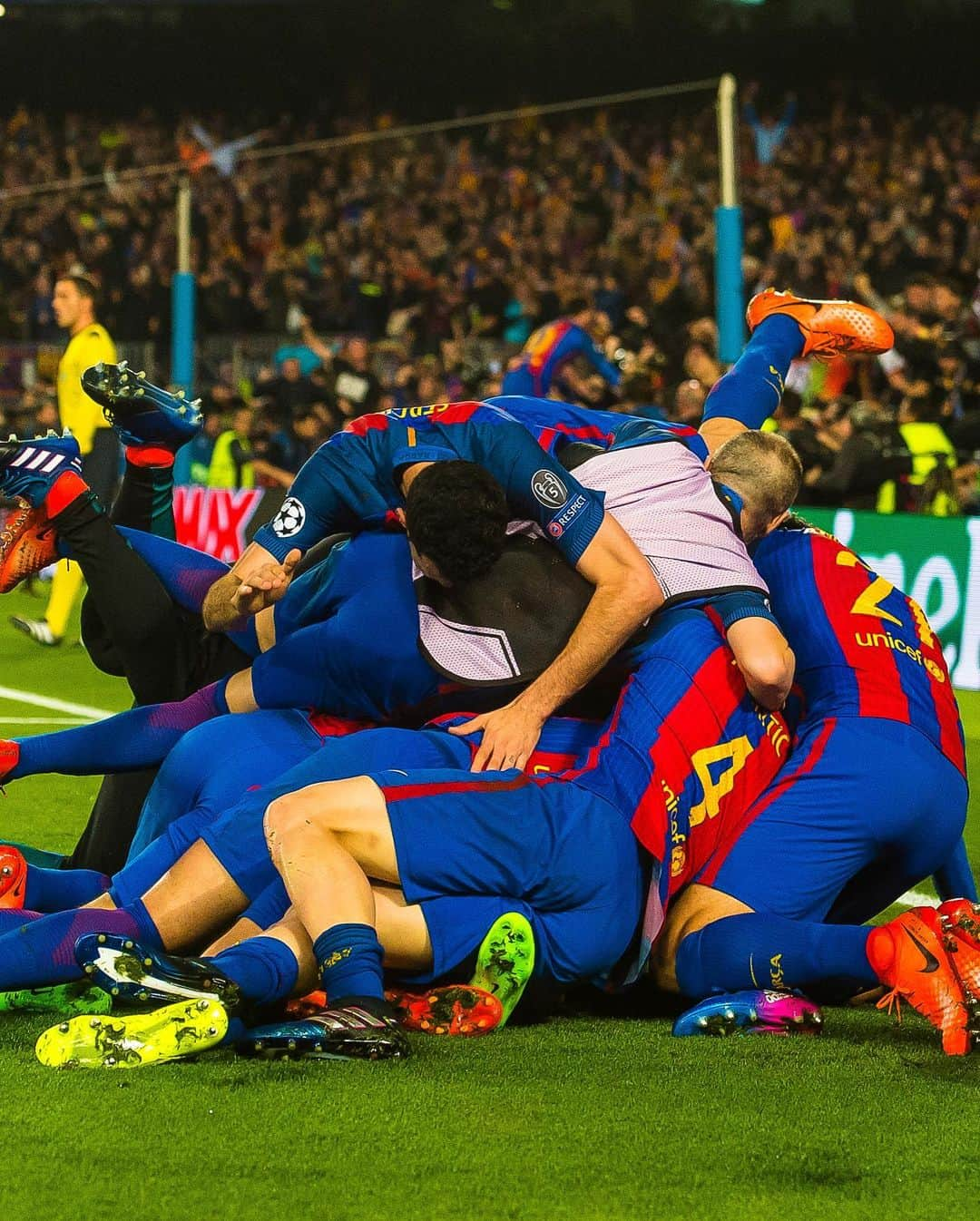 FCバルセロナさんのインスタグラム写真 - (FCバルセロナInstagram)「📸 The Remontada. ¡Qué noche! Quina nit!! 🗓️ 16/02 Barça - PSG ✈️ 10/03 PSG - Barça」12月14日 23時29分 - fcbarcelona