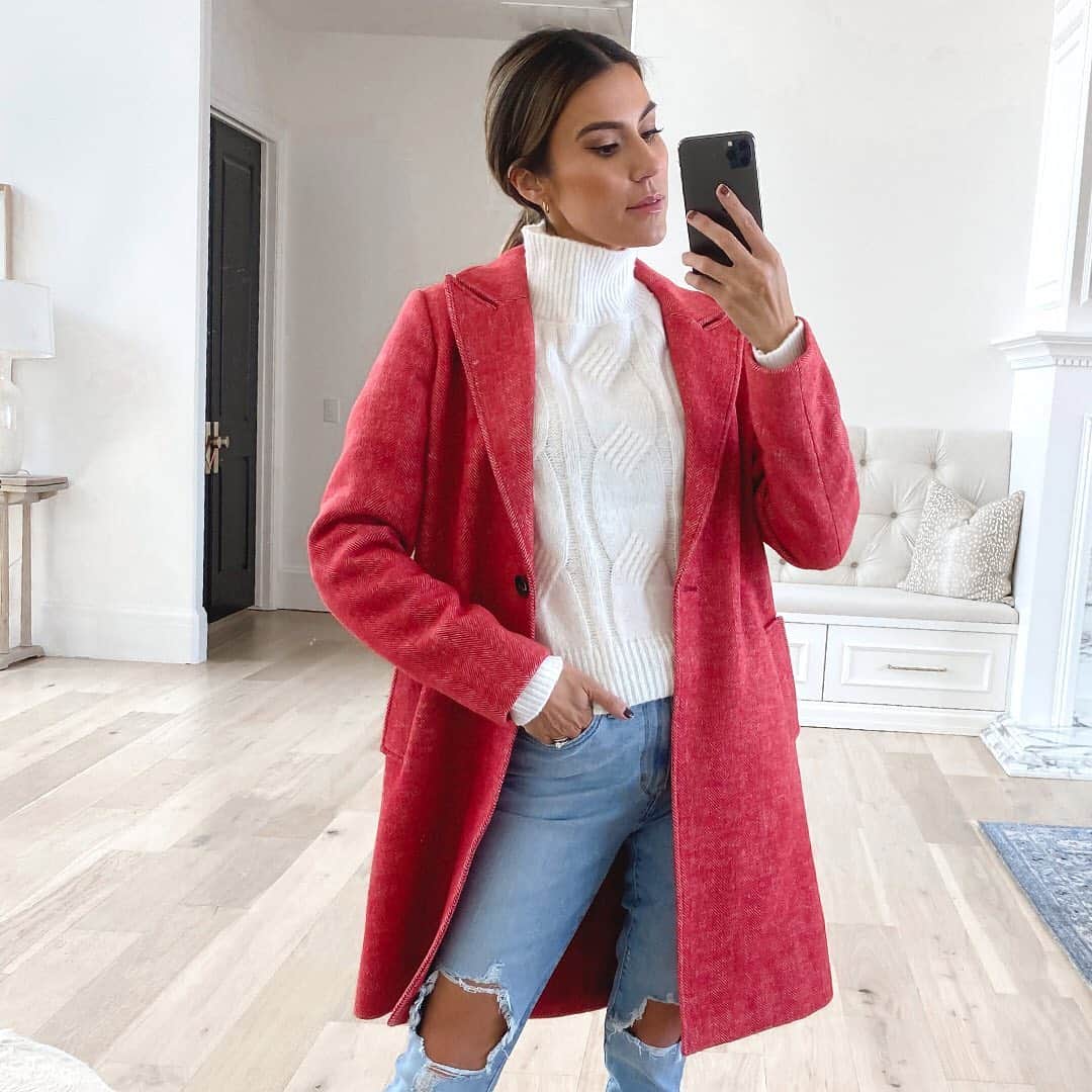 ロック&リパブリックのインスタグラム：「May all your outfits be merry and bright. ✨ Check out holiday-ready looks styled by @christineandrew for The Outfit Bar at Kohl’s. #Kohls #ootd」