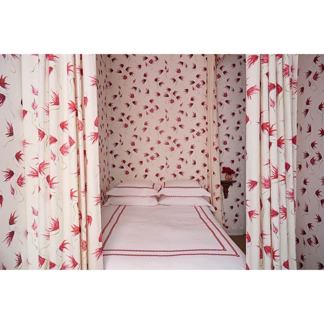 のインスタグラム：「More is more.⁠ Chiara De Rege guest room wrapped in Eden wallpaper and drapes by Maison C.」