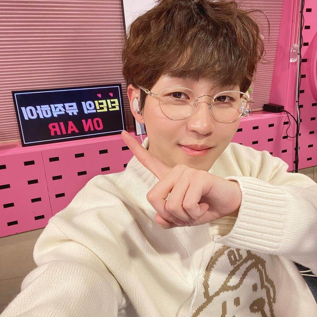 DINDINのインスタグラム：「딘딘의 뮤직하이 On Air🔴 @dindin_musichigh #딘딘 #뮤직하이」