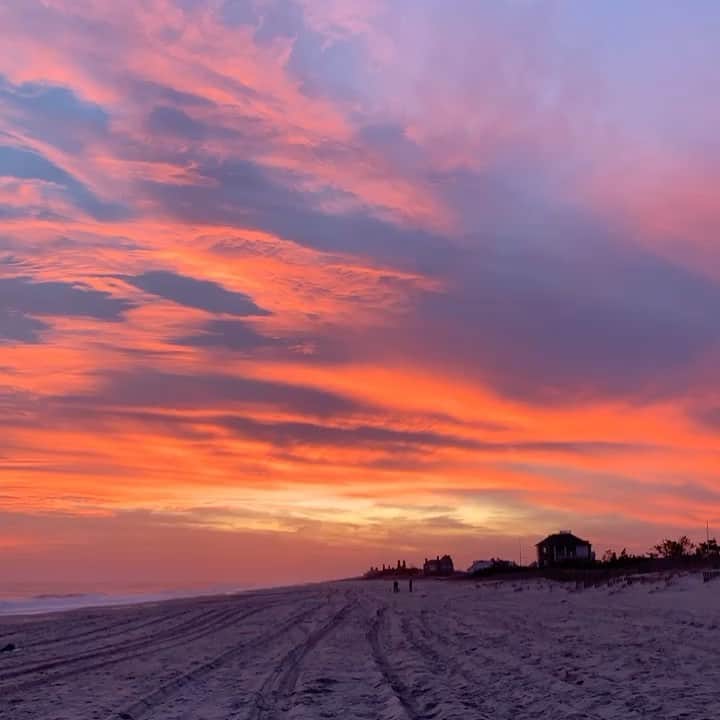 ニーナ・ガルシアのインスタグラム：「This most spectacular sunset.  Also a moment to be thankful for friends that are family ❤️🙏🏻🙏🏻」