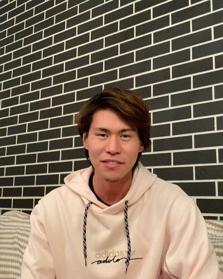 橋本拳人のインスタグラム：「. 皆さんこんにちは。調子はどうですか？ 私は怪我をしました。最初は辛かったですがチームメイト、トレーナー、たくさんの人の支えのおかげで今は全てがうまくいっています。 必ず強くなって戻ります！私はサムライです！と言いました。 . Я вернусь намного сильнее💪💪 . Thank you for supporting me.  #мыростов #хорошо #спасибо」