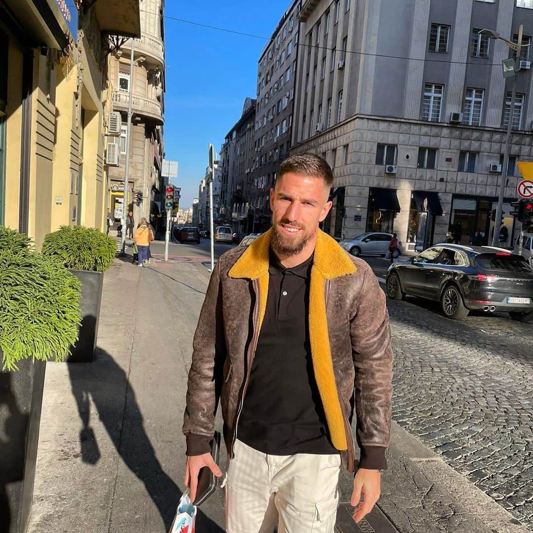 ミロシュ・デゲネクのインスタグラム：「😃 🌞」