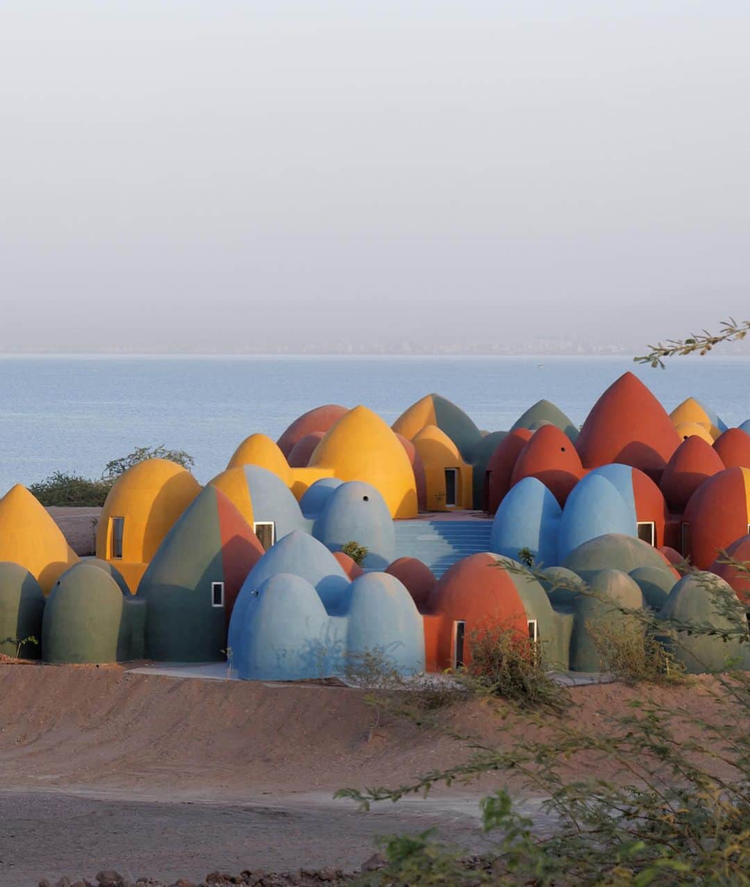 Paul Octaviousのインスタグラム：「I woke up from a dream that I was living  in these colorful dome homes with my friends...amazing structures built by @zavarchitects on the island on Iran’s Hormuz Island ❤️💙💛💚  📸 by @soroushmajidi soroushmajidi」