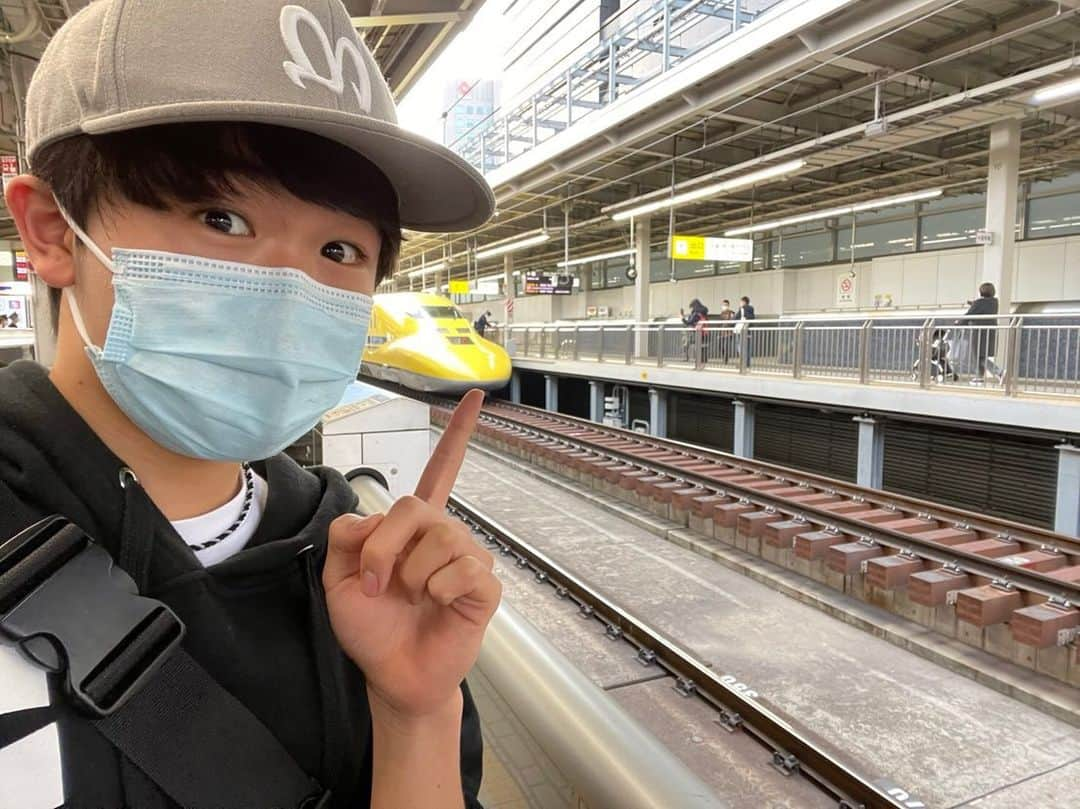 鈴木福さんのインスタグラム写真 - (鈴木福Instagram)「ドクターイエロー！！！！ なんとこの間新大阪駅で止まってるところを見れたんです！  今まで乗ってる最中に見かけたことはあったんですが、駅に止まってるのは初めて見ました！  これはいいことあるぞ…！！！  #ドクターイエロー#新幹線#幸せの黄色い電車#最高#いい事あるぞ」12月14日 23時44分 - s_fuku_te