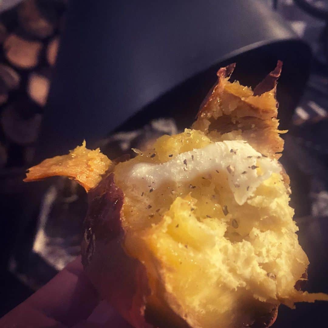 のインスタグラム：「深夜の火遊び🔥  塩バターペッパー焼き芋🍠」