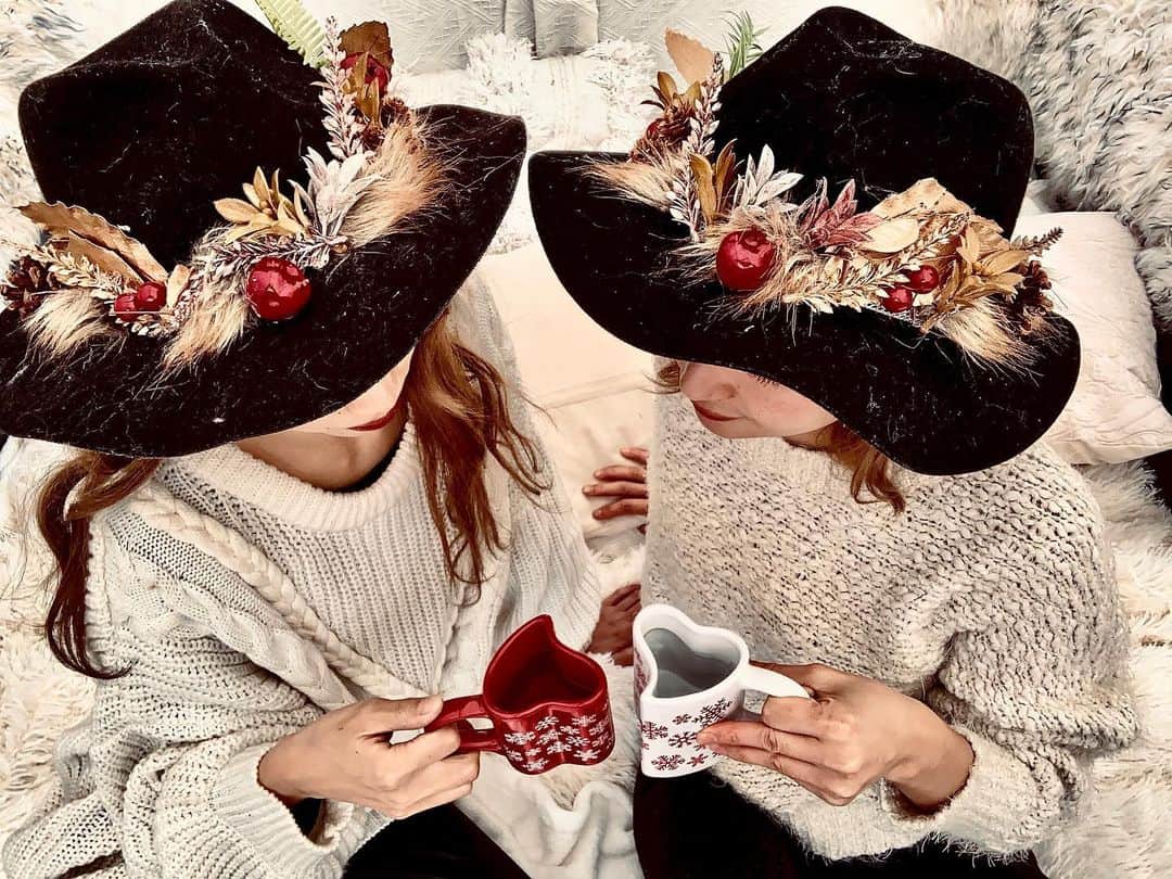 チアコマのインスタグラム：「クリスマスキャンプ❤︎﻿ クリスマスっぽい感じで黒の帽子diyして﻿ ２つおそろいで作ったよー♡﻿ ﻿ 300円でリサイクルショップで買った帽子に﻿ 色々くっつけて作ったよー❤︎﻿ ﻿ ﻿ #camp #四国 #徳島　#camping #キャンパー #女子キャンパー　#クリスマス　#クリスマスコーデ　﻿ #christmasoutfit #ハット#hat  #おそろこーで #双子コーデ　#diy #diy女子」