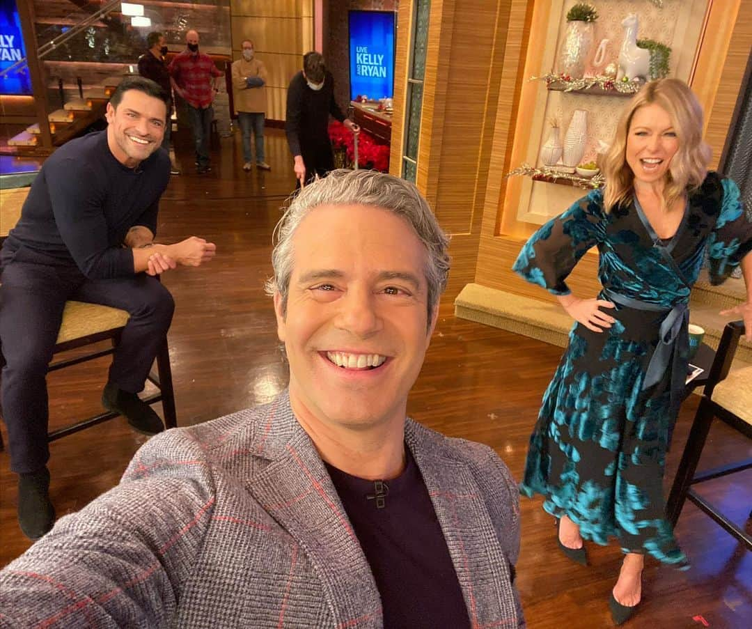 アンディー・コーエンさんのインスタグラム写真 - (アンディー・コーエンInstagram)「Having a ball co-hosting with @kellyripa this morning. (Tomorrow too!) And Mark’s here too!!」12月14日 23時42分 - bravoandy