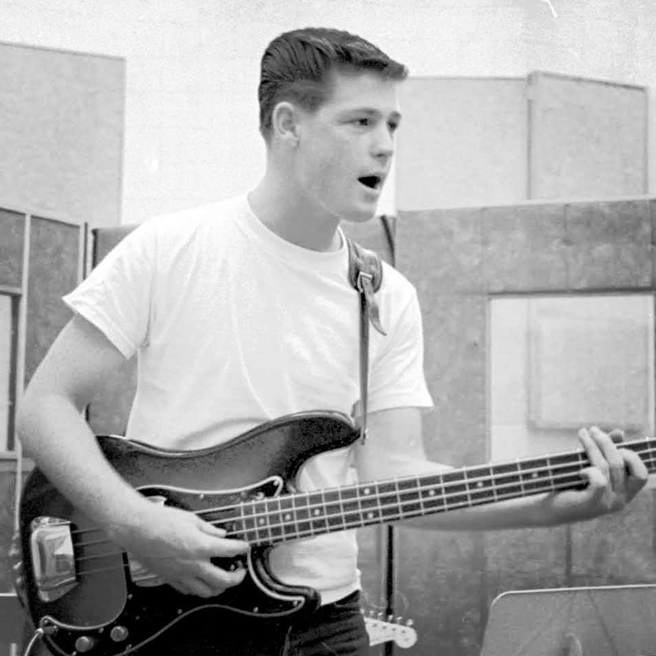 ブライアン・ウィルソンさんのインスタグラム写真 - (ブライアン・ウィルソンInstagram)「Twenty-year-old Brian Wilson on bass guitar during a recording session for The Beach Boys’ 1962 debut album, Surfing’ Safari, at Capitol Studios.  #thebeachboys #1962 #debut #surfin #capitolstudios #california」12月14日 23時52分 - brianwilsonlive