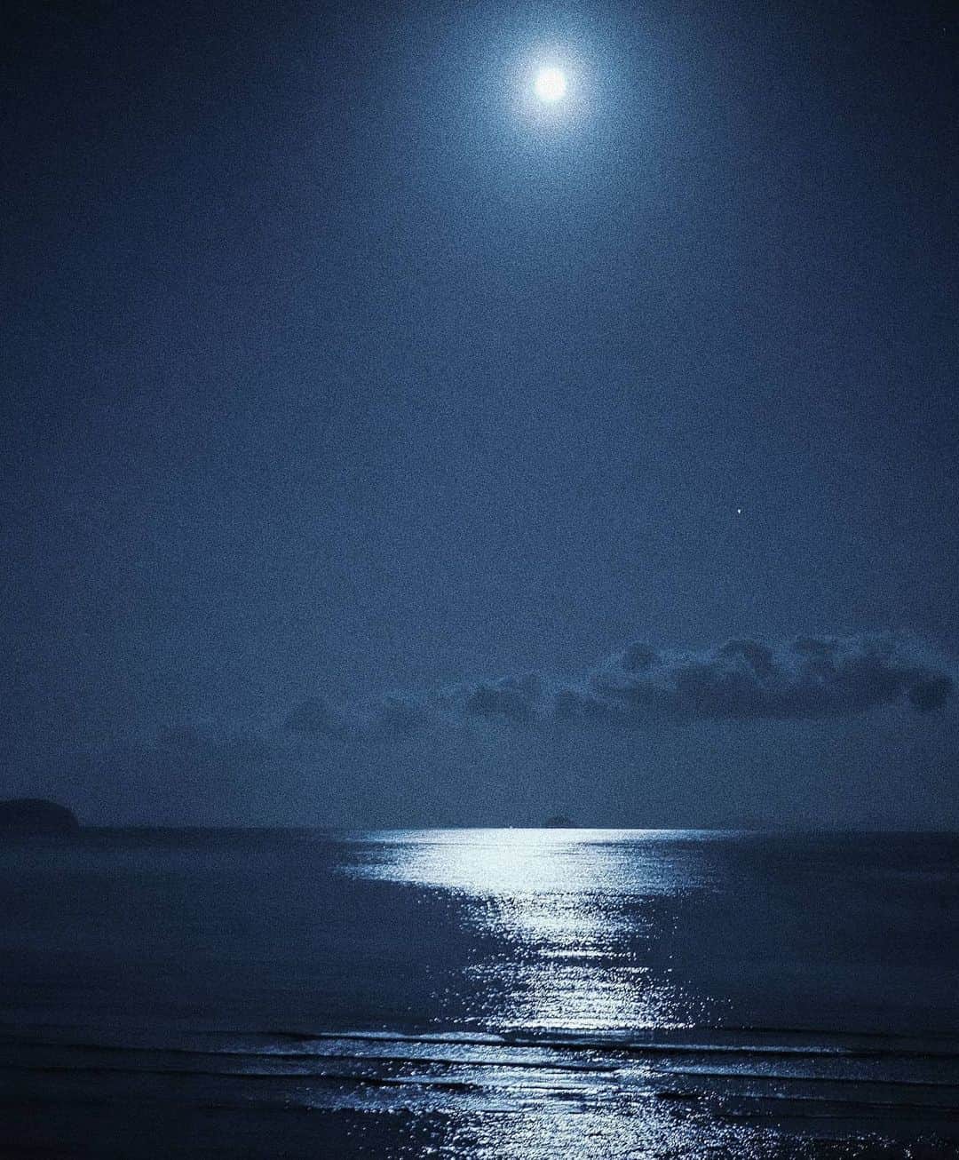 岩倉しおりさんのインスタグラム写真 - (岩倉しおりInstagram)「満月の夜にドライブをしていたら海に光の道ができていた。思わず立ち止まって撮った1枚。こういう光景に出会う度に心が救われた気持ちになる。生きている間にもっと沢山の光景に出会いたいなと思う。」12月14日 23時45分 - iwakurashiori