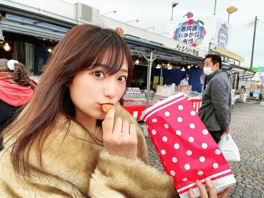 ミクのインスタグラム：「. . 「出来立てですよ〜」 とか言われたら 買っちゃうよね、、、🐶 . . 　#茨城　#那珂湊おさかな市場 #ベビーカステラ #茨城グルメ #fashion #lilybrown #likeforlikes #travel」