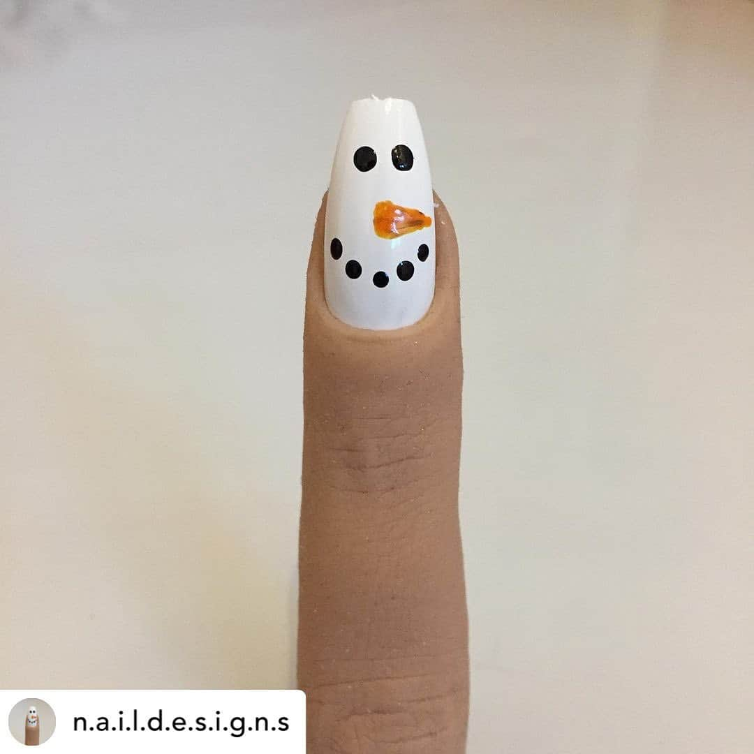 Nail Designsさんのインスタグラム写真 - (Nail DesignsInstagram)「Credit • @n.a.i.l.d.e.s.i.g.n.s A Snowman Design!   For this nail design I did a coat of white to start.  Then I went in with a black polish and my dotting tool and did the eyes and mouth!  I then used an orange polish and my dotting tool to do the carrot nose!  #nailspafeature #merrychristmas #🎄 #snowman⛄ #snowman #christmas #merry #design #nailart #naildesign #christmasnailart #christmasnaildesign #christmasnails #christmasishere #carrot #whitepolish #nailpolish #nails #nail #practisefinger #blacknailpolish #orangenailpolish #simple #simplenailart #simplenaildesign #easynailart #easynaildesigns #easynailartideas #easynails #nailsforchristmas」12月14日 23時54分 - nailartfeature