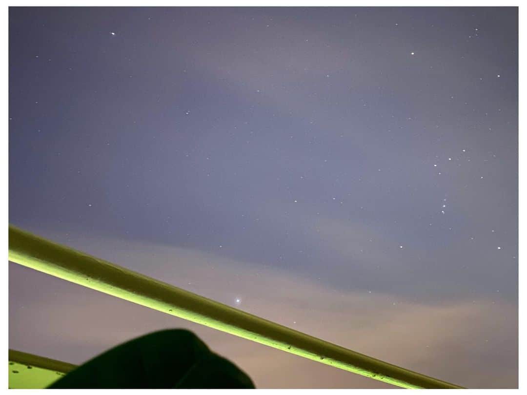 吉竹史さんのインスタグラム写真 - (吉竹史Instagram)「ふたご座流星群、素敵な時間でした✨⤴︎  三脚を立ててシャッター速度を３０秒にしたら、携帯でもここまで撮れました☺️  はっぴー✌️ 今日くらいまで見えるみたいですが、東京はあいにくの曇り☁️  みなさま、連日の素敵な流星群の夜をお過ごし下さいね😊⤴︎  #ふたご座流星群 #オリオン座」12月14日 23時57分 - fumi_yoshitake