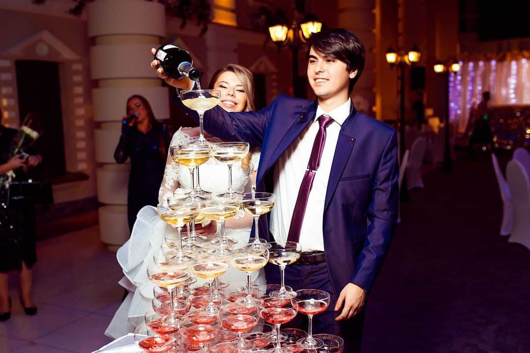 ALINA AKULAのインスタグラム：「Happy anniversary 👩‍❤️‍💋‍👨」