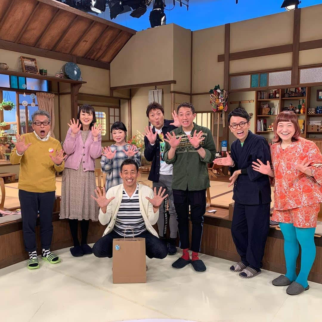 石田靖さんのインスタグラム写真 - (石田靖Instagram)「関西テレビ⑧『よーいドン』生放送 終わりでスタッフさんから 誕生日プレゼントいただきました 🙏🙏🙏ありがとうございます😆 2020年お世話になりました〜 来年も宜しくお願いします #関西テレビ #よーいドン #産地の奥さんごちそう様 #産ごち #泉佐野 #キャベツ #一期一笑  #石田靖」12月14日 23時59分 - yasulog