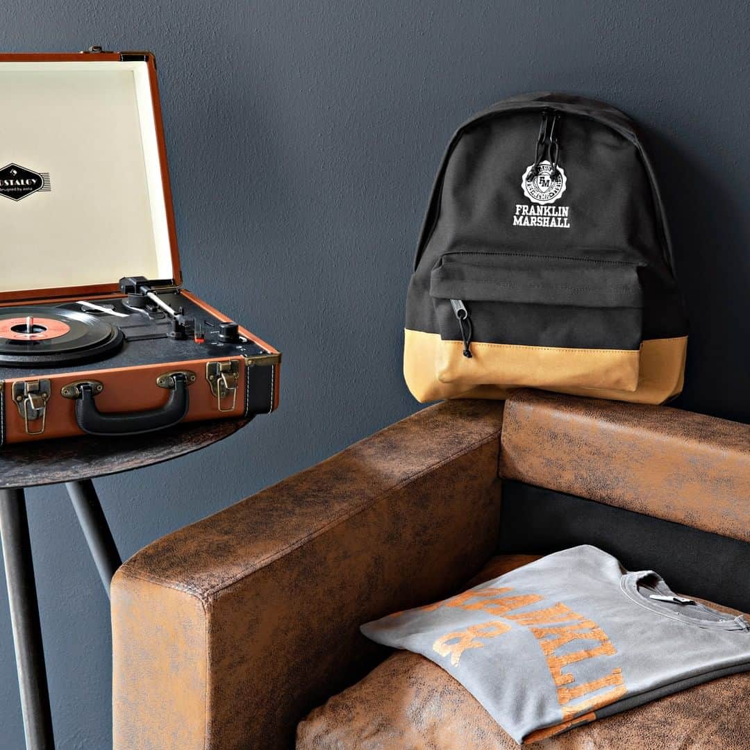 フランクリン&マーシャルのインスタグラム：「FRANKLIN & MARSHALL  FW2020 COLLECTION   Sit back and relax	  #franklinandmarshall #newcollection #backpack #tshirt」