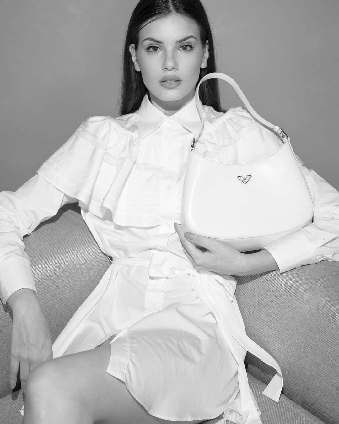 Camila Queirozのインスタグラム：「Precisa, elegante e aerodinâmica, essa é a #PradaCleo, o novo lançamento de @prada.  A bolsa Prada Cleo com um charme sofisticado reinterpreta um icônico design da marca dos anos 90. Linhas curvas elegantes, enfatizadas pela construção peculiar arredondada na base e nas laterais, dão um aspecto leve e macio a ela. Linda!⚡️」