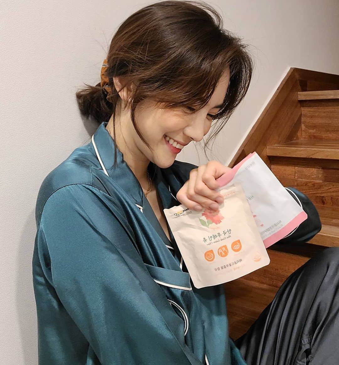 ユ・ハナのインスタグラム：「냠냠 배고파서 야식참고 건강젤리로 식욕을 달래봅니닷!  씹는욕구가 해소되면 확실히 배고픔이 덜해욧! 피부에 좋은 콜라겐을, 눈에 좋은 루테인을 맛있는 젤리로🟠🔴 콜라겐츄 와 루테인츄 는요, 제 영상처럼 '동시섭취' 가능하답니다😊👌   둘다 각각  ➡️하루 권장량 : 1일 1회, 1회 3-5구미 씹어서 섭취구요,  ➡️유아 섭취량 :  10세이하 1일 1구미 권장  10세이후 1~2구미 권장. (유아, 어린이는 섭취 시 목에 걸릴 수 있으니 보호자의 주의가 필요) ➡️임산부 수유부 섭취여부 : 임산부, 수유부, 특이체질, 알레르기 체질이신 경우 성분을 확인후 섭취하시기 바랍니다.  단, 루테인츄는 🔻🔻🔻 건강기능식품으로 하루 권장량인 3-5구미 잘 지켜주세요♡  과다 섭취시 일시적으로 피부가 황색으로 변할수 있으며 설사를 일으킬 수 도 있으므로 주의 🚫   콜라겐츄는 일반캔디류로 하루 1봉까지 드셔도 무관합니다아💋  ❤ 젤리냠냠  야식의 유혹을 피했노라🎶 구ㅡ웃밤🌸  안국 저분자콜라겐츄 와 루테인츄는 (수)요일까지 에요👋」