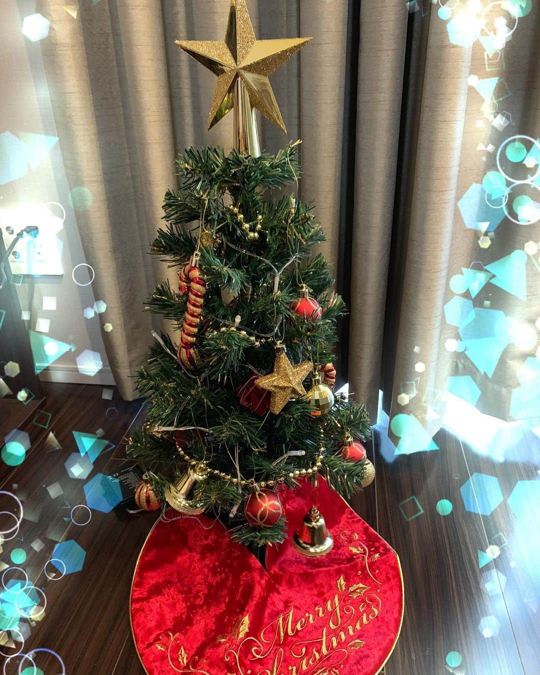 須黒清華のインスタグラム：「街中がイルミネーションで溢れる中、我が家にも小さなクリスマスツリー🎄をお迎えしました✨ 今年はお家で🏠のんびりクリスマスを味わおうかと思います✨ . 今日は産休前最後の特番収録でした🍀 産休入りまであと少し。 いつもよりさらに1日1日の重みを感じています。 #クリスマスツリー #クリスマス #飾りつけ」
