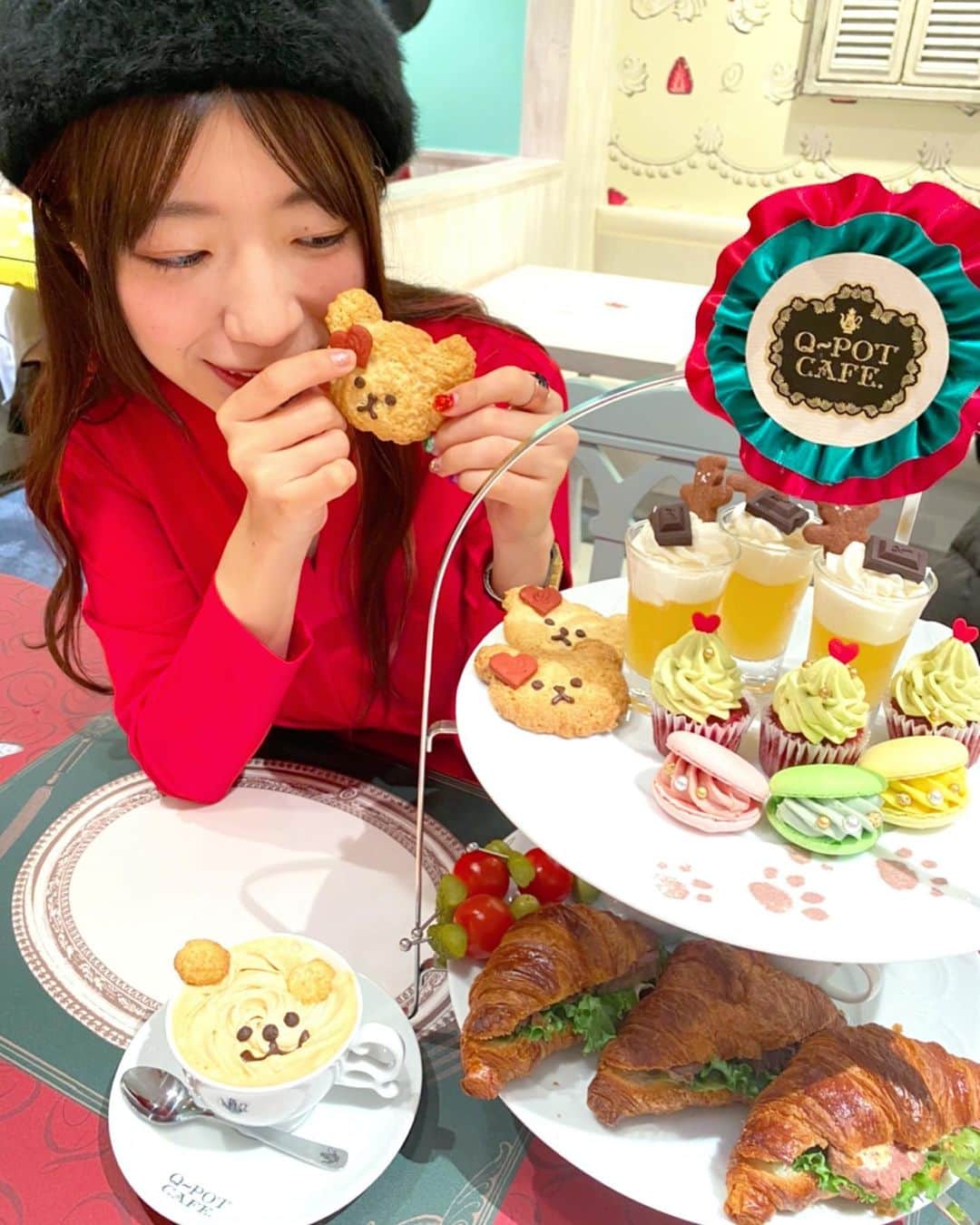 ぱいぱいでか美のインスタグラム：「Q-potカフェで一足どころか十足くらい早くクリスマス気分を… ꙳ #Qpot #qpotcafe #afternoontea #qpotクマスマス ꙳ 結構前に友達が予約から何からやってくれて めちゃ可愛いの食べてきましたʕ•ᴥ•ʔ 見た目はもちろんお味も美味しかったー！ 可愛すぎて写真いっぱい撮ってたら いつの間にかクマさんラテから 耳が消えてて笑いました(T . T)w 今は街全体がクリスマスな雰囲気になってきてるけど まだまだ早いかな？って時期に行ったから 店内のクリスマスツリーとか見て え？！もう一年おわるの？！ってなった。笑」