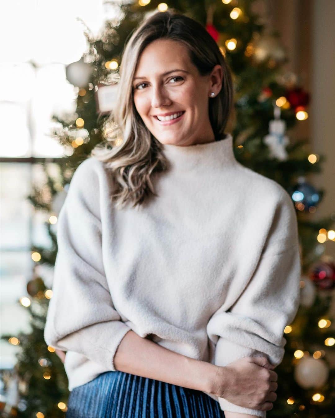 Anna Jane Wisniewskiのインスタグラム：「Shoutout to an awesome partner this season: @heartsonfireco. I’m always so honored to work with incredible brands on my platform and as a lover of sparkly diamonds, I love that @heartsonfireco is so particular about the diamonds they use (and they’re ethically sourced). Plus, they’re the sparkliest around! And yes, diamonds are a big purchase but @heartsonfireco offers free shipping and 30 day returns, just in case! #partner   @ironandhoney」