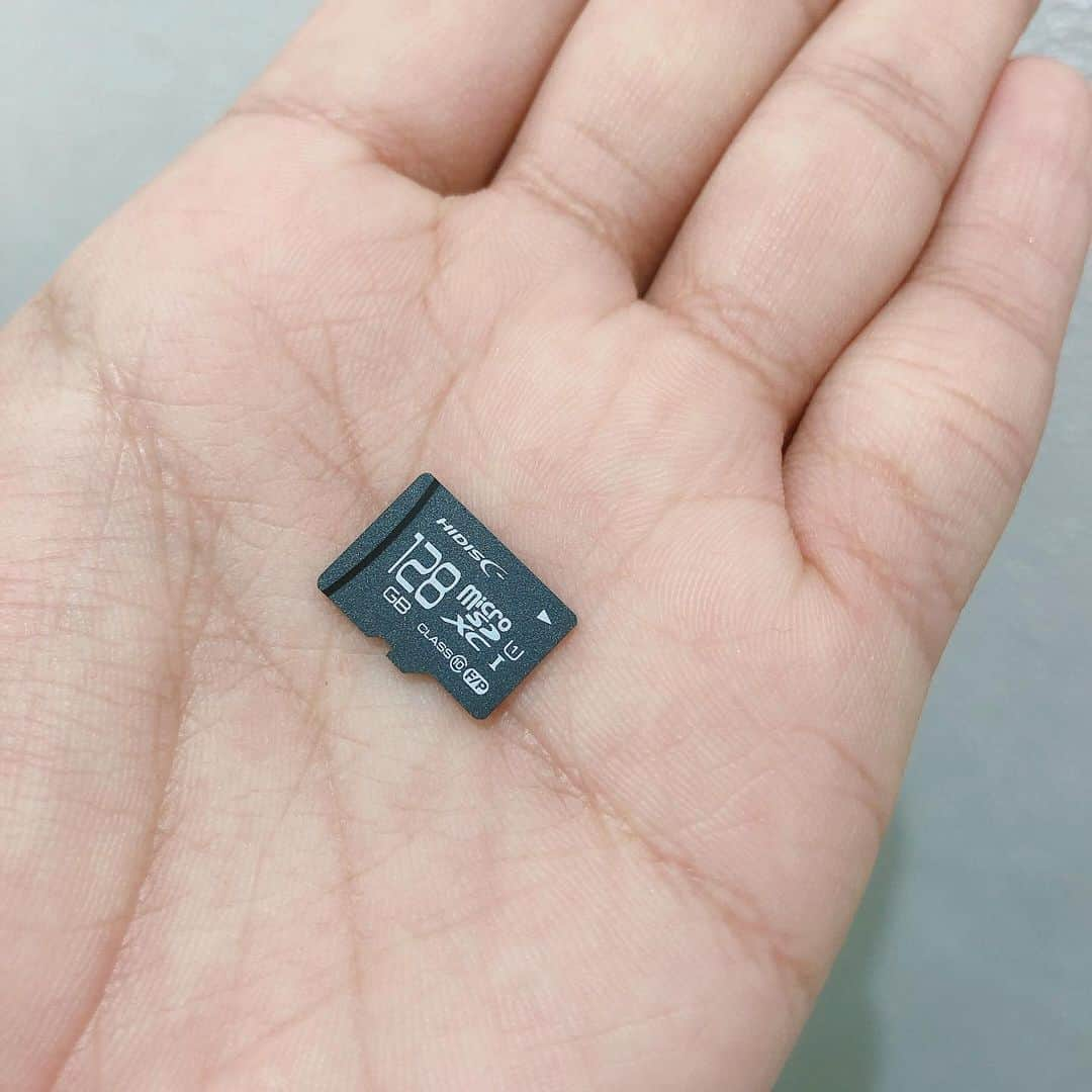 悠以のインスタグラム：「#microsd #昔は #128GB #数千円でget #なんて #有り得なかった #時代マジ進みすぎてぱおん」