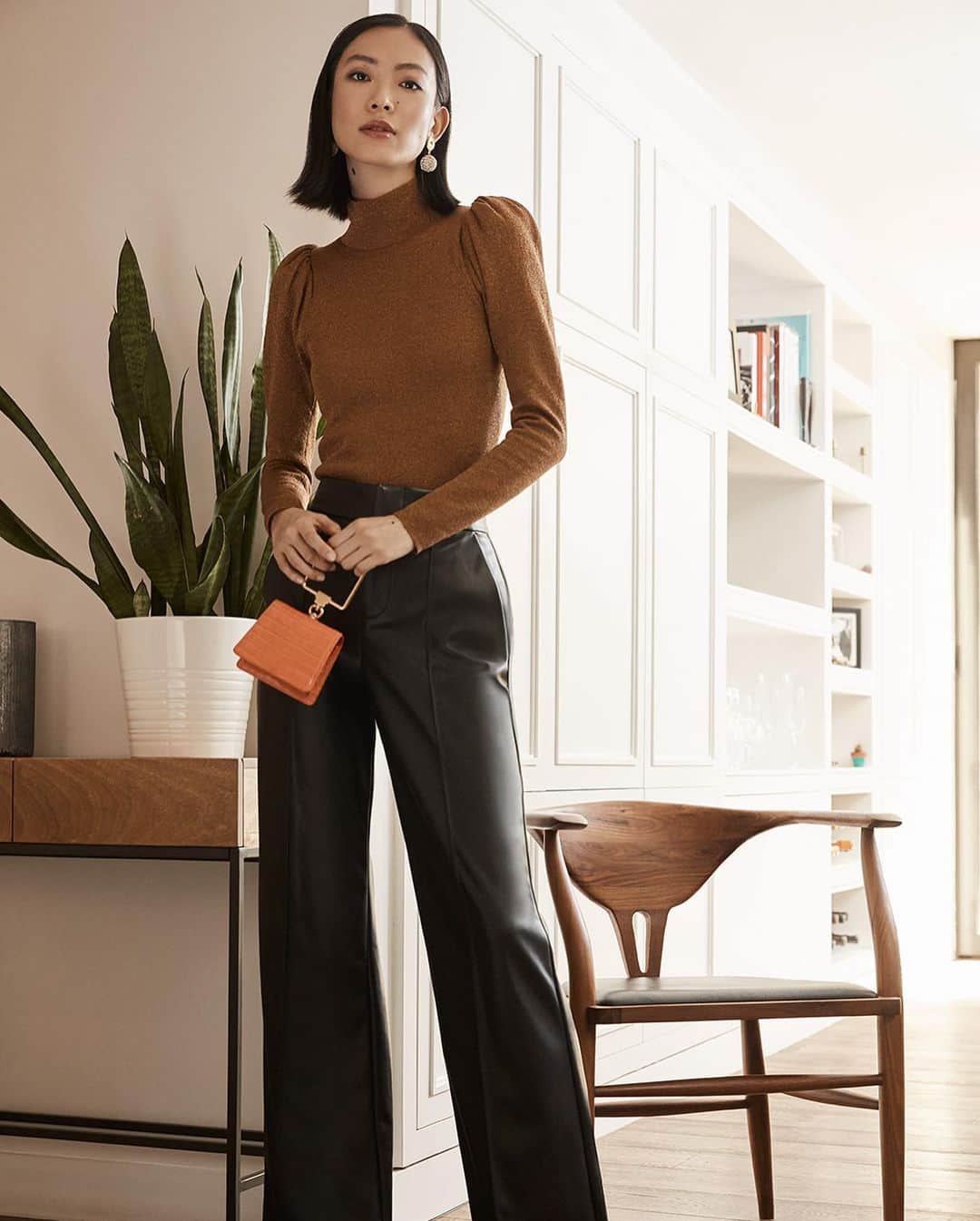 Saks Fifth Avenueのインスタグラム：「Looking for instant holiday–style inspiration? Our eyes are stuck on @aliceandolivia’s striking new vegan leather pieces and cozy knits. #SaksStyle」