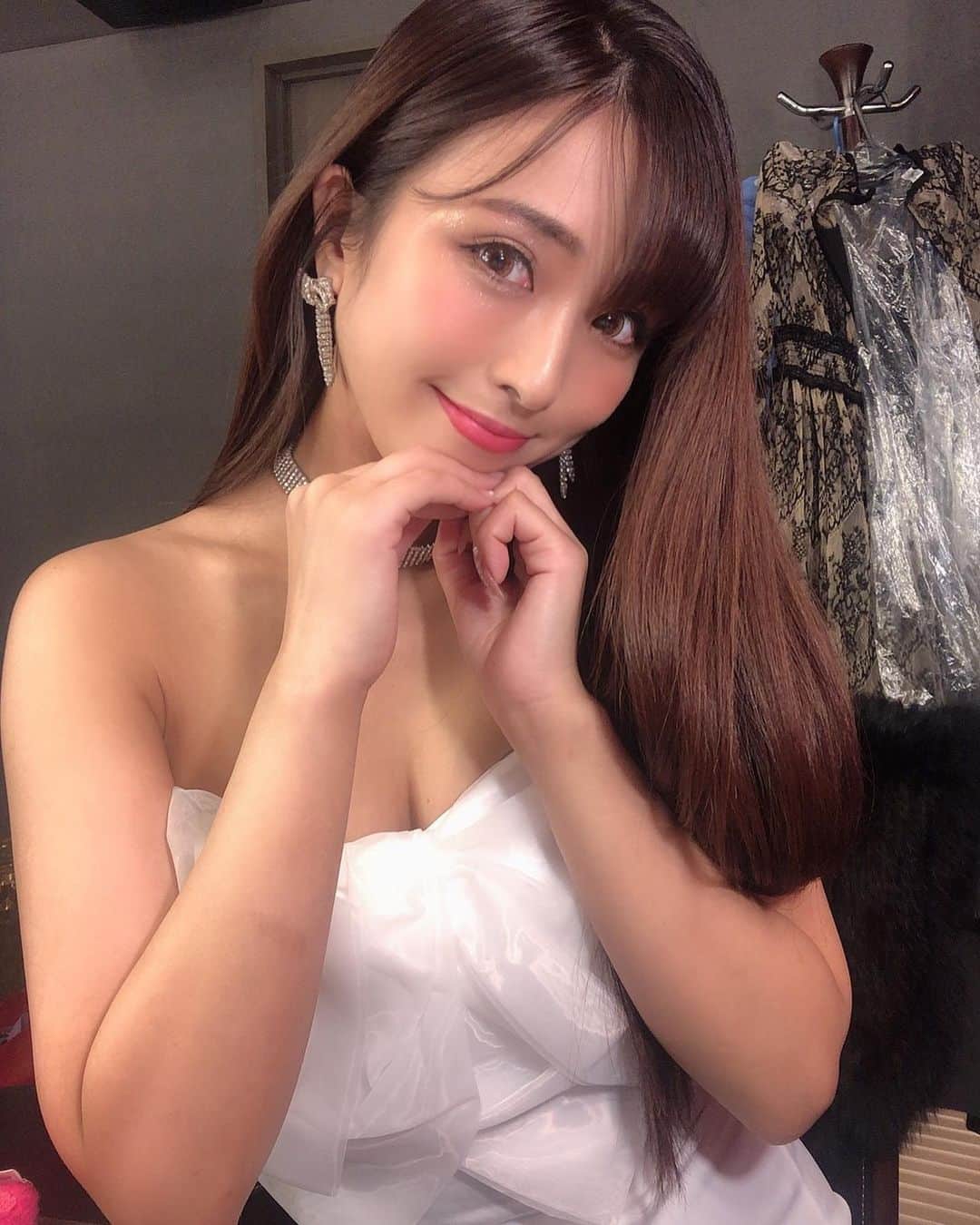 Fujikoのインスタグラム：「もーすぐクリスマスだね🎄  おねだりの顔。笑  クリスマスイヴは、 Fujikoと過ごしてね❤️👸🏻  2020年12月24日 会場　京橋セブンデイズ 19:30 Open 20:00 Start チケット3,000 (1D 別途） 映像データ　¥3,900  ✳︎ライブ終了後データが購入いただけます！ 無期限で見ていただけます！ （当日サイトをご案内します）  チケットご予約はこちら💁🏻‍♀️ https://form1ssl.fc2.com/form/?id=a7bc7b25799f9d83  #Fujiko#クリスマス#ライブ#ワンマン#アーティスト」