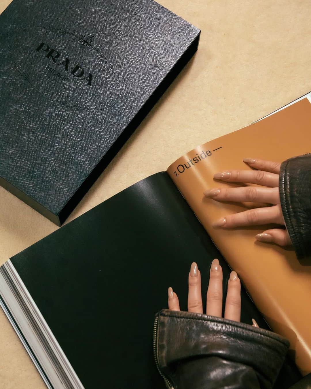 MARISのインスタグラム：「New nails for winter 🤍 いつもコレにする！て決めて行くのにだいたい全然違うのにする私😂 前回やったヌーディーカラーがお気に入りで濃いめのベージュにマグネット💅🤍 足のネイルをこのカラーにしてて、可愛いすぎて手もオソロにしたの🤍足のネイルも載せたから見てね🤍 Hand ; Nailed by @yuu_colorsnail 🤍 Toe nails : Nailed by @mia_colorsnail 🤍  #nails #art #nudenails #cool #fashion #ネイル　#art #アート　#ネイルアート　#シンプル　#ファッション #prada #book」