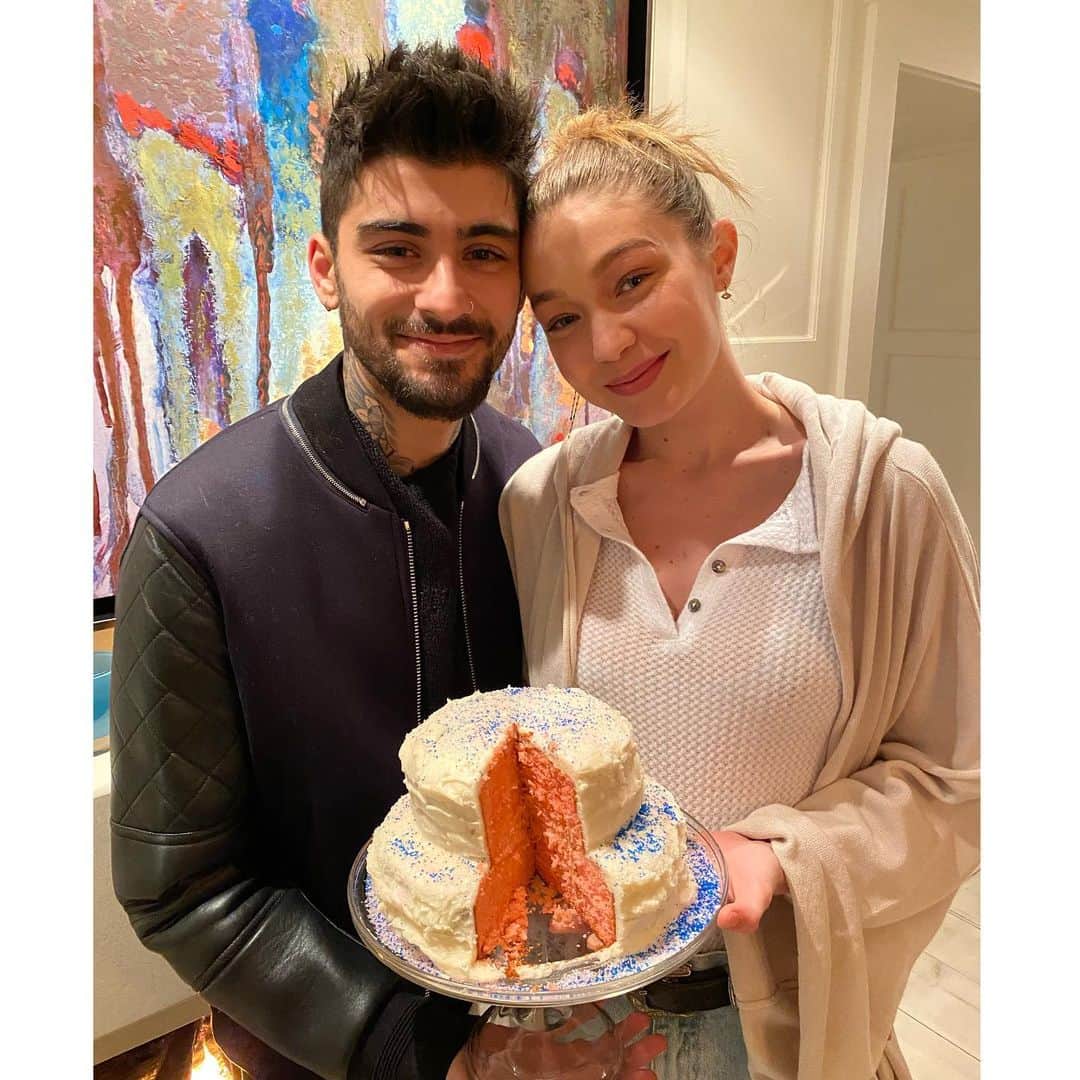 ヨランダ・ハディッドさんのインスタグラム写真 - (ヨランダ・ハディッドInstagram)「❤️This PINK baby news was the highlight of our year 2020.... Thank you mommy and daddy for this greatest gift @zayn & @gigihadid #Family #Memories」12月15日 0時13分 - yolanda.hadid