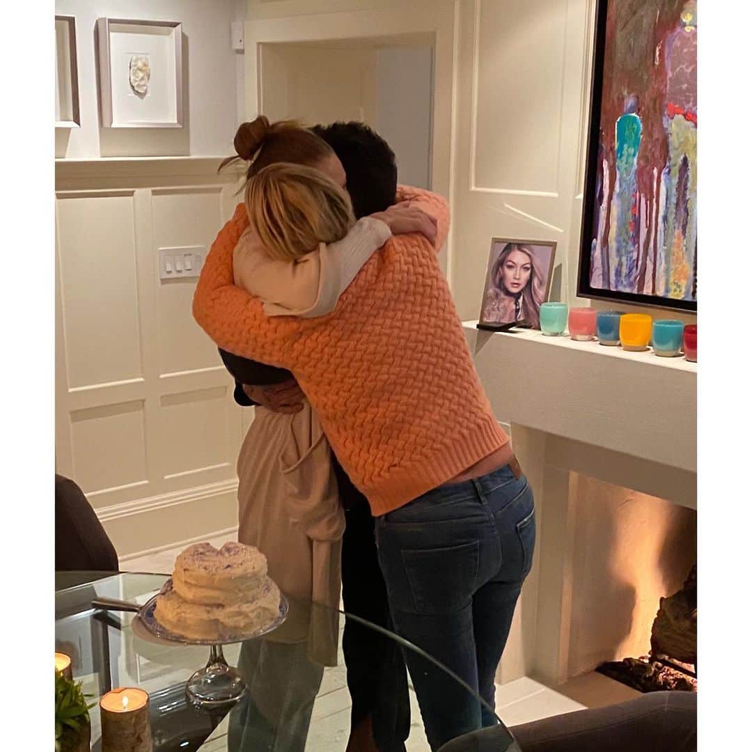 ヨランダ・ハディッドさんのインスタグラム写真 - (ヨランダ・ハディッドInstagram)「❤️This PINK baby news was the highlight of our year 2020.... Thank you mommy and daddy for this greatest gift @zayn & @gigihadid #Family #Memories」12月15日 0時13分 - yolanda.hadid