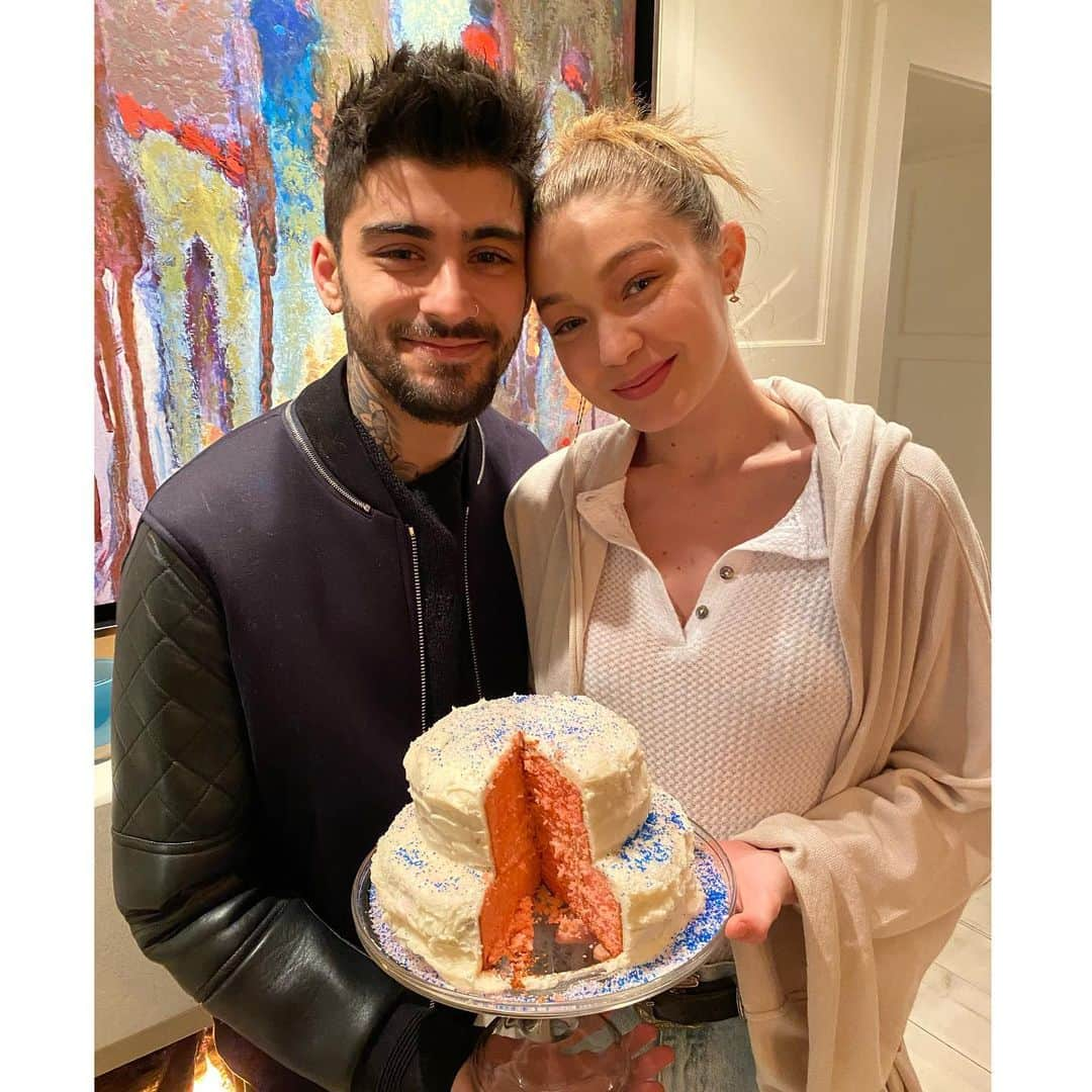 ヨランダ・ハディッドのインスタグラム：「❤️This PINK baby news was the highlight of our year 2020.... Thank you mommy and daddy for this greatest gift @zayn & @gigihadid #Family #Memories」