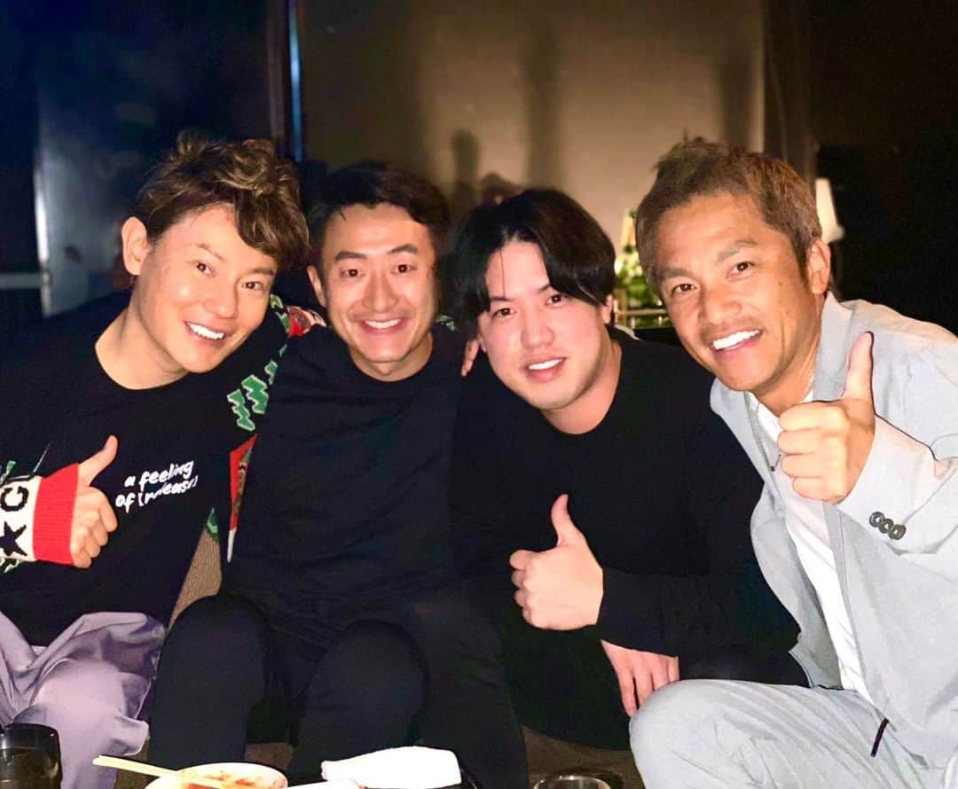美容整体師川島さん。のインスタグラム：「みんなに言われて気づいたけど、 5年前、1人でオープンしたことを 思い出しました。 . 整体Filament5周年たちました。 . ここだけの話 めちゃ辛かったし、泣いたこともたくさんあった 悔しい思いもたくさんしたし うまくいかないことだらけだったし、 知名度が上がれば上がるほど 年上のセラピストの妬みで嫌がらせしてくるやつらもいる。 でも、そんなやつらどうでもいい。 . それ以上に嬉しい経験とか 楽しい経験とか普通にはできない経験も そしてたくさんの仲間が集まり 今では日本TOP3の整体院会社になりました。 . だがまだまだです。 みんながいる都道府県に全部 店舗を作っていき本当の整体ってものを 広げていきます。 . 施術受けれる準備をしていきます。 僕らが必ずいいものをみんなに 届けます。 . 僕が死んでも100年以上続く素晴らしい 整体グループを残りの人生で 築いていきます。 . 待っててくださいね。 みなさんがびっくりするような 整体を体験させますので。 . 未熟で無礼なところもあると思いますが 精一杯突き進んでいきますので、 応援よろしくお願いします😌 . 整体Filament 代表取締役社長 川島悠希」