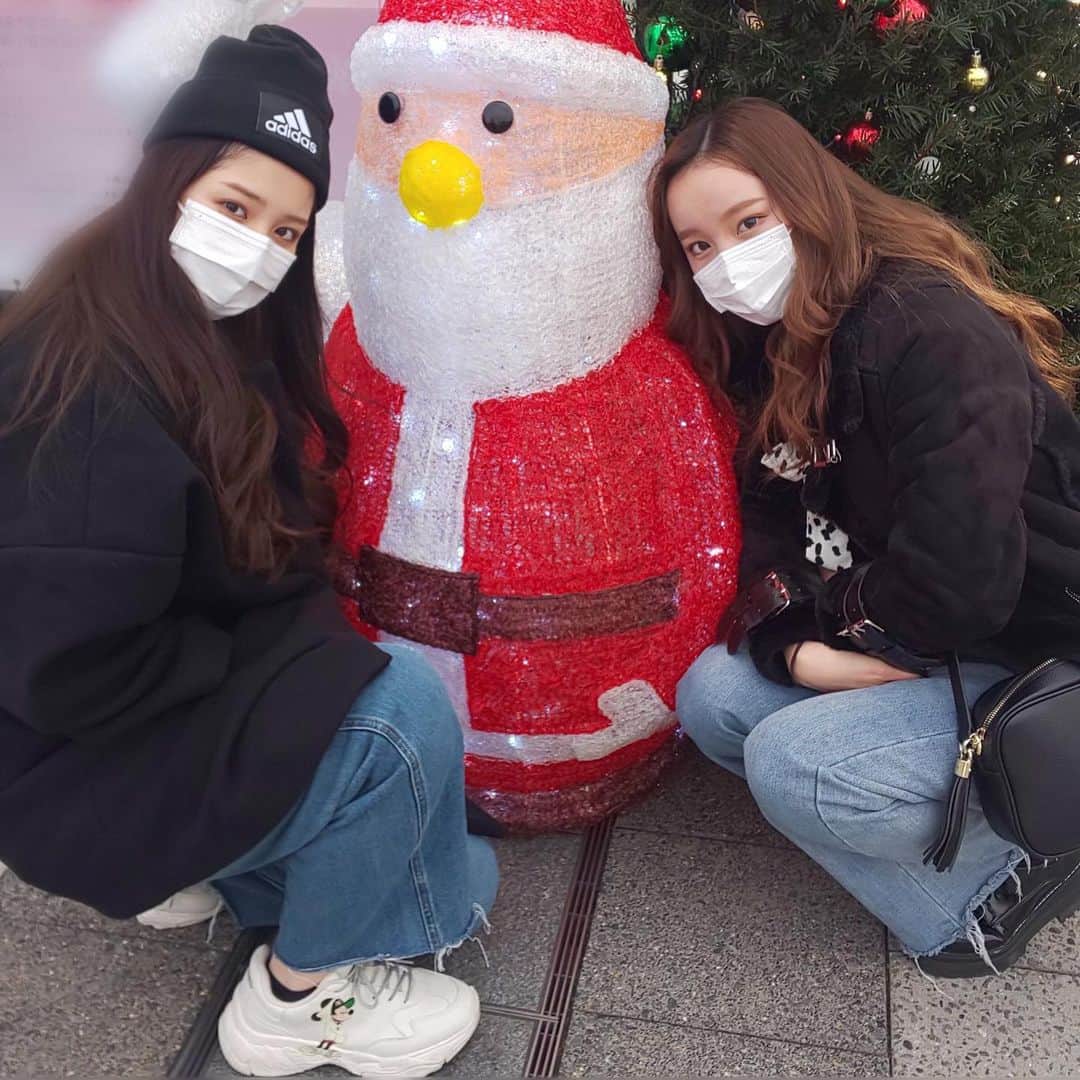 のインスタグラム：「クリスマスが1番好き🎄 家飾り付けしたりプレゼントもらったりパーティーしたり もうサンタさん来なくなって4年目です（ ; ; ） #christmas」