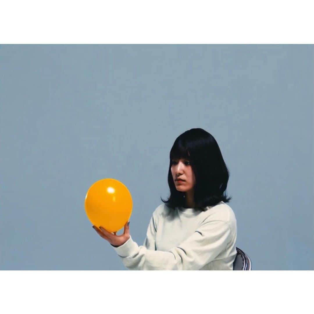 のインスタグラム：「. 新曲"pudding"のMVを公開しましたー！ 超いい感じです、ぜひ観てください😌 平館 真生さん(@masaki_hiradate ) ご出演ありがとうございました🙏 楽しい撮影現場でした🎥  そして1st full album"カーテンコール"の詳細も解禁しております！ 2021年1月27日発売です。 お楽しみにー！  そしてそして、 2021年春に東名阪レコ発ツアーを行いますー！🎉 reGretGirl spring tour 2021 "curtain call"  ●3/18(木) 愛知・名古屋THE BOTTOM LINE ●3/21(日) 大阪・なんばHatch ●3/26(金) 東京・渋谷TAUTAYA O-EAST  チケットはファンクラブ先行抽選からスタートしております‥‥！  詳細は公式サイトやTwitterを確認してください🙂  未来の事考えるのは楽しいねっ」