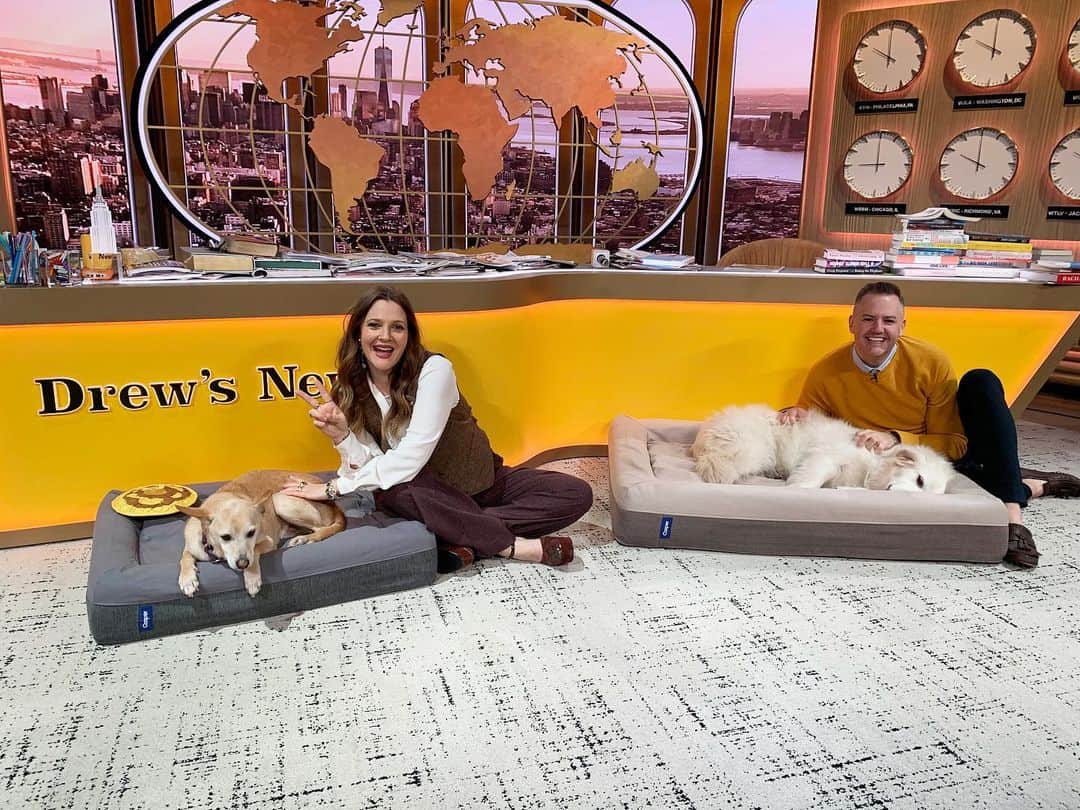 ドリュー・バリモアさんのインスタグラム写真 - (ドリュー・バリモアInstagram)「Douglas and Lucy are loving these @casper dog beds on set today @thedrewbarrymoreshow !!」12月15日 0時17分 - drewbarrymore