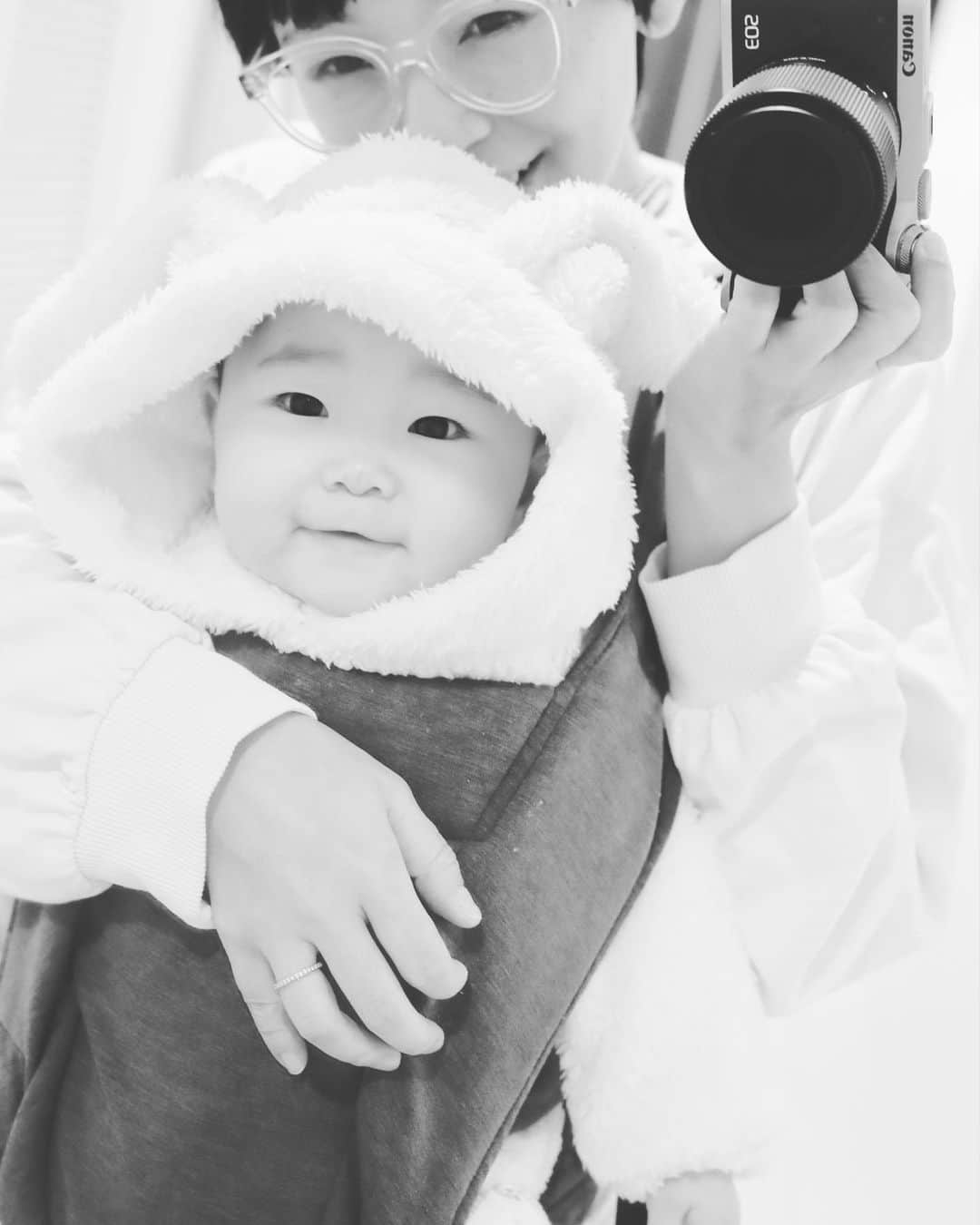 サオリリスのインスタグラム：「日々、成長して変化していく子どもたちの眩しさに憧れて、私も変わりたくて、 @meschool.fashion という学校に通い始めました。  (一個前のpostとおんなじような写真やった... 親になると、こんなんしか自分の写真なくない？ 子どもの写真を撮るばっかりになって ま、いいんやが... 写真フォルダ全部かわいいし)」
