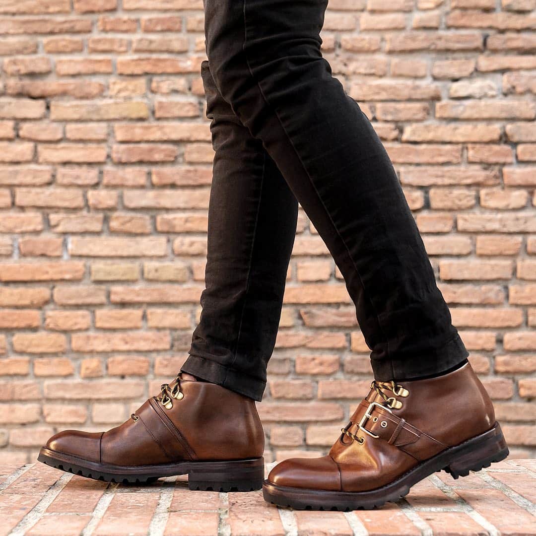 アテストーニさんのインスタグラム写真 - (アテストーニInstagram)「It doesn’t matter how many steps you take, but in our ankle boots with Piuma Rapid construction you can sure take them confidently.  #journeythroughtime #atestoni #fw20 #luxury #madeinitaly #luxuryattire #craftsmanship #italiandesign #italianshoes #leathershoes #ankleboots #menshoes #piumarapidconstruction」12月15日 0時27分 - testoniofficial
