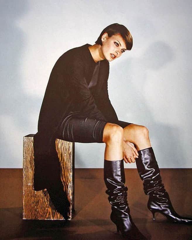 Harper's BAZAARさんのインスタグラム写真 - (Harper's BAZAARInstagram)「A knee-high slouch boot is forever, as is evidenced by this 1997 BAZAAR shoot starring #LindaEvangelista. At the link in our bio, see and shop our edit of this season’s top winter boot trends, inspired by past editorials, that will stand the test of time. ⁣  ⁣ Photograph by @patrickdemarchelier」12月15日 0時28分 - harpersbazaarus