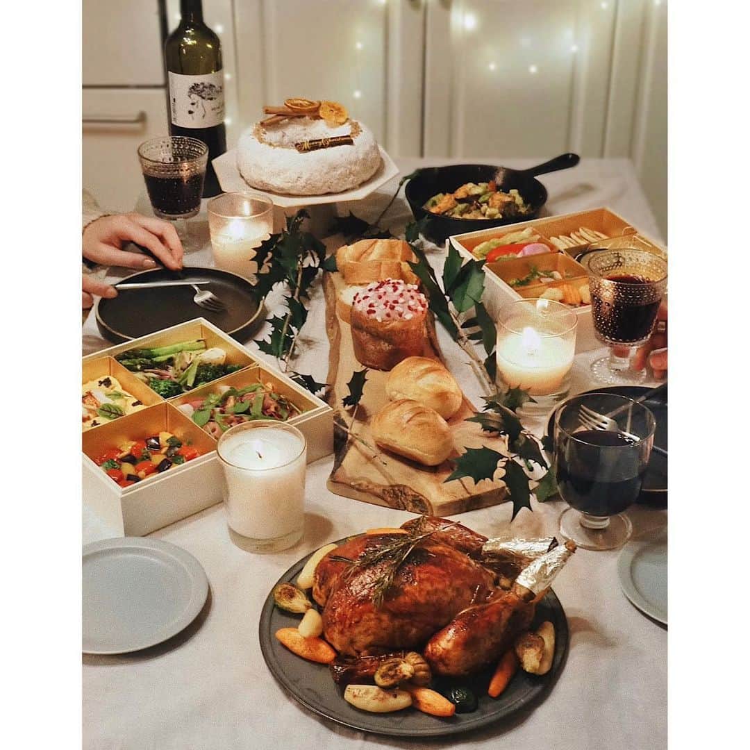 猪鼻ちひろのインスタグラム：「🤶🏻🍗🎄🍷🎅🏻 我が家でちょっと早めのクリスマス会♡  大好き(とかいう言葉で表せないほど家族のようにお世話になっている) @saori__ito @natsukoakahani がおうちに来てくれて、 シャングリラホテル東京のテイクアウトしたごはんを。自分のおうちでこんな贅沢、初めてだった🤤  このテイクアウトのフルコースはコロナ禍の状況下でホテルで味わう贅沢なディナーをお家で楽しめるようと始めてくださったもの🎄 前菜から、メイン、デザートまで揃ったコースメニューで、レストランでも出るメニューが厳選されていて、 その優しさと美味しさ満点で、最高な時間になりました♡  そして朝まで居てほしい…と思うくらいお喋り止まらなかった😹 2020年も本当にありがとうね、 という年末感のある言葉をついつい書いてしまう。。👵🏻 #食べるのとお喋りに夢中でみんなでの記念写真撮り忘れた #シャングリラホテル東京 #ちひろのごはん #ちひろkitchen  #クリスマスディナーコース #テイクアウト」