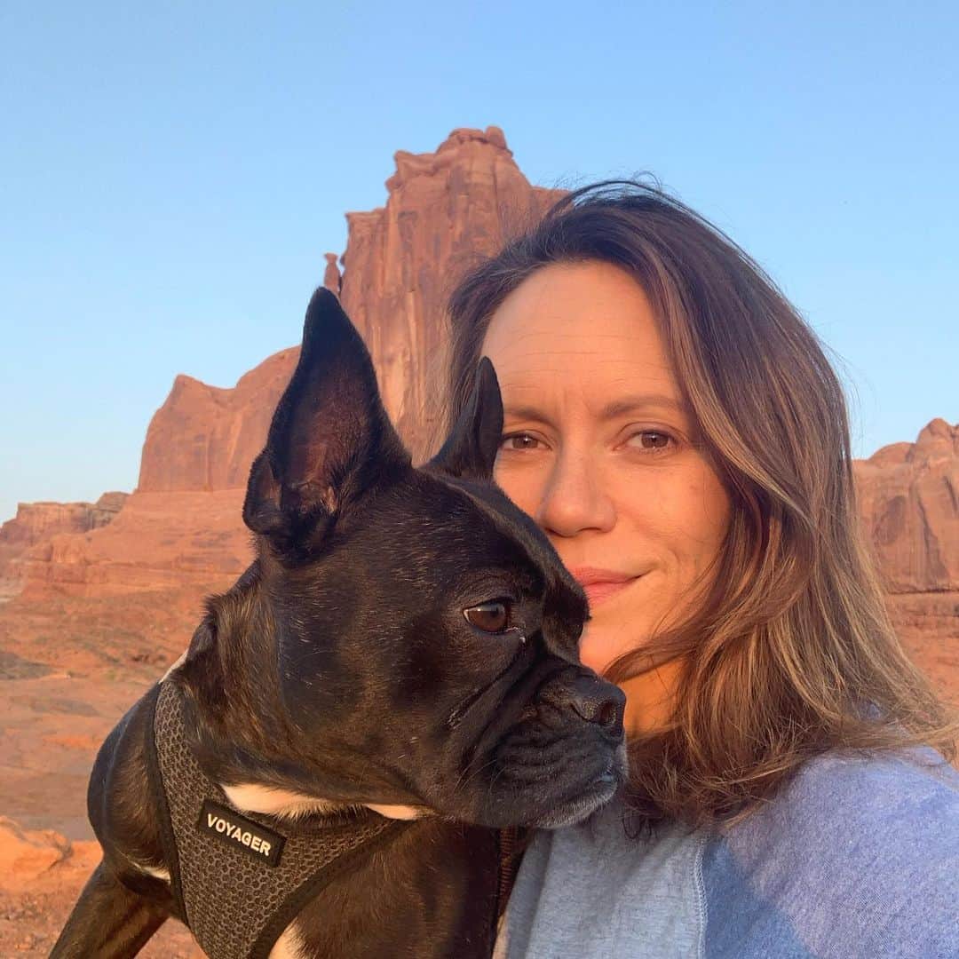 エミリー・スワローのインスタグラム：「#Throwback to watching the sunrise with @normajeanmeatballs at @archesnps (who doesn’t give two craps about this photo because she is, as usual, vigilantly looking for #SQUIRRELS). * * * #roadtripbuddy #sunrise #meandmygirl #crosscountryroadtrip #frenchtonsofinstagram #frenchton #frenchtonpuppy #nationalparks #nps #protectwhatyoulove」