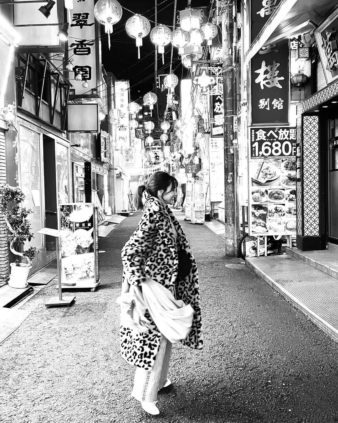 生駒幸恵のインスタグラム：「今日は夕方から横浜へ☺︎ 中華街はコロナで人はほぼおらず🦀 夜は年末恒例のPUSHIM LIVEで初めて横浜ビルボードへ🎵 今年はコロナで去年の半分も行けなかったプーさんのライブだけど 今回も生歌ならではの、感動をいただきました。 毎度ですが歌詞の強さに心うたれて号泣。  いつも仲良くしてくれる大好きな大尊敬プーさん @shinoyama_pushim  素敵でした🌍💜✨  @kohandsupinc ありがとうございました🌹  #横浜中華街 #横浜 #billboadliveyokohama」